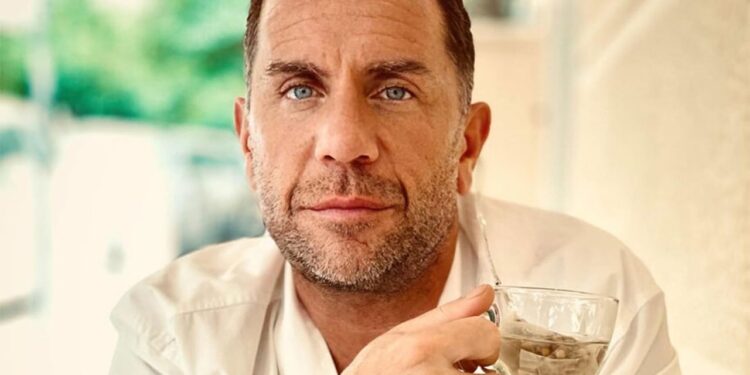 Këngëtar i njohur grek i futur në klinikë psikiatrike, dyshime për ‘manipulime’ nga motra dhe baba! Shumë reagime në mbështetje të tij.