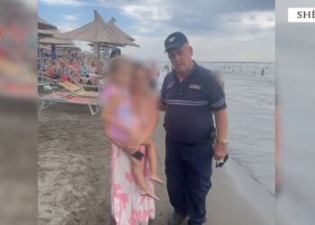 Kërkohen prindërit në plazhin e Shëngjinit, zbulohet e vogla 4-vjeçare! Autoritetet ia kthejnë familjes.