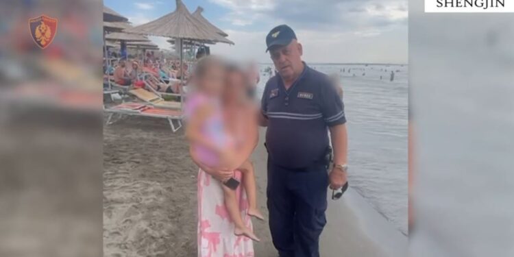 Kërkohen prindërit në plazhin e Shëngjinit, zbulohet e vogla 4-vjeçare! Autoritetet ia kthejnë familjes.