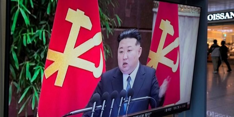 Kim Jong Un premton “jetë të mirë” për familjet e të vrarëve që luftuan për Rusinë