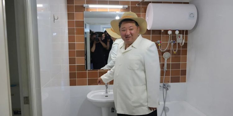 Kim Jong-un në kapele kauboji dhe brenda një banje: Fotot e fundit bëjnë xhiron e rrjetit