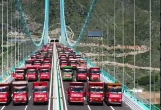 Kina/ Test i rëndësishëm i qëndrueshmërisë në urën më të gjatë në botë, me 96 kamionë të vendosur para hapjes së saj.