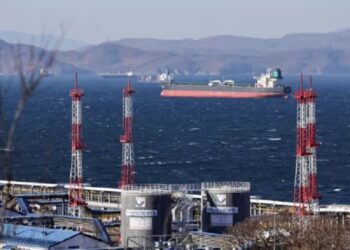 Kina eviton tarifat amerikane për naftën ruse, ndërsa India përballet me një taksë prej 50%.