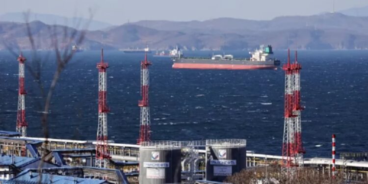 Kina eviton tarifat amerikane për naftën ruse, ndërsa India përballet me një taksë prej 50%.