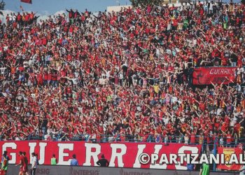 "Klubi me drejtorë dhe këshilltarë të imagjinatës"/ “Guerrilsat” vazhdojnë protestat ndaj situatës në Partizani.