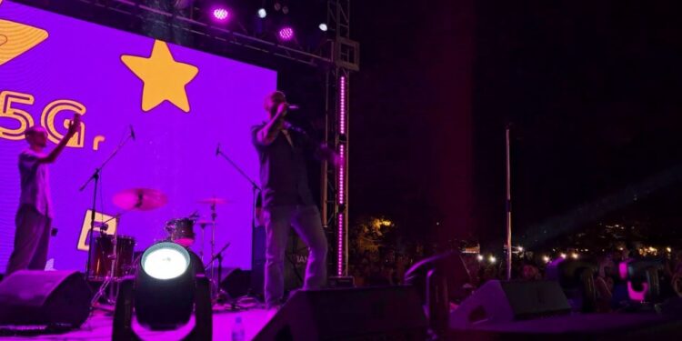 Koncert për Diasporën në Shkodër, verën e kalojmë me muzikë, Luiz Ejlli merr duartrokitje të forta.