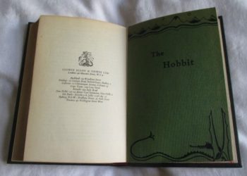 Kopja e parë e librit të famshëm të fantazisë “Hobiti” shitet për 43,000 £
