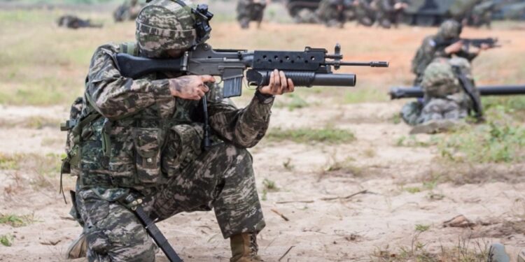 Koreja e Jugut lëshon të shtëna paralajmëruese pas kalimit të trupave koreano-veriorë në kufi, Peniani: Provokim i rëndësishëm.