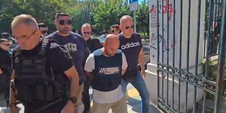 Krim në një familje shqiptare në Greqi! 40-vjeçari që vrau gruan ballafaqohet me të daughterin në gjykatë: Ishte i turbullt, nuk doja ta bëja.