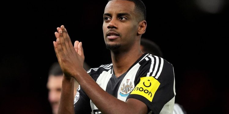 Krisë e marrëdhënies Newcastle-Isak: Klubi anglez përjashton sulmuesin suedez nga stërvitja pas kërkesës për t'u transferuar te Liverpooli.