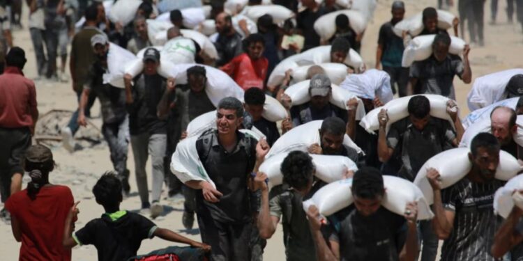 Kriza e urisë, anija e ngarkuar me qindra ton ushqim nis udhëtimin drejt Gazës