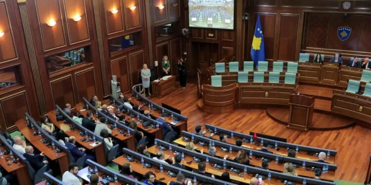 Kriza në Kosovë: Diplomatë të kërkojnë implementimin e vendimit nga Gjykata Kushtetuese