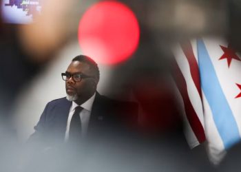 Kryebashkiaku i Çikagos firmos një urdhër për të kundërshtuar planet e Trumpit ndaj emigracionit.