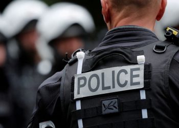 Kryebashkiaku i një qyteti në Francë sulmohet gjatë ecjes me të birin dhe dërgohet në spital në gjendje të rëndë.