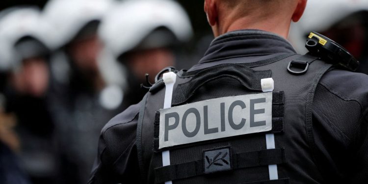 Kryebashkiaku i një qyteti në Francë sulmohet gjatë ecjes me të birin dhe dërgohet në spital në gjendje të rëndë.