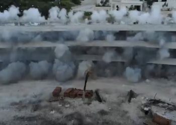 Kryeministri Rama ndan videon e shembjes së godinës tre-katëshe në Radhimë: Fundi i betejës me ndërtimet e paligjshme.