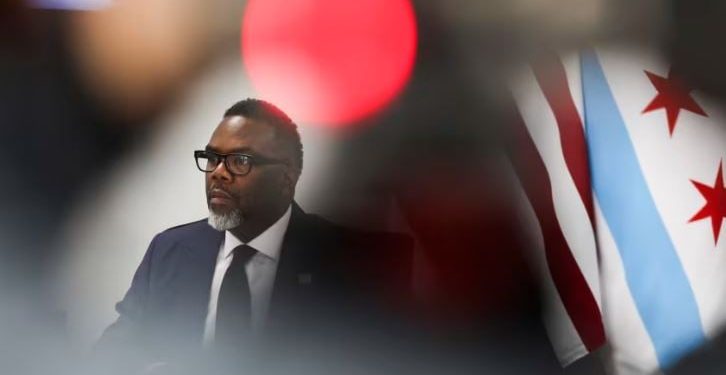 Kryetari i Çikagos firmos një urdhër për t'u kundërvënë planeve të Trump për imigracionin.