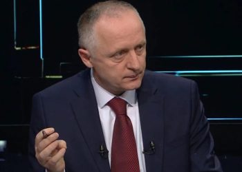 Kur institucionet shihen si objekte të kultit