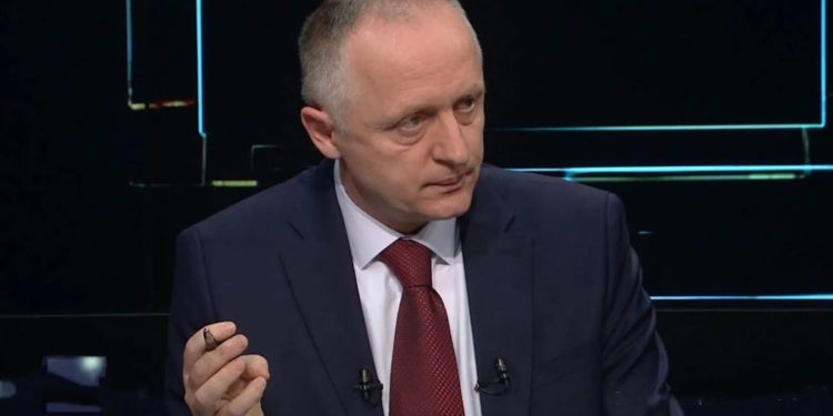 Kur institucionet shihen si objekte të kultit