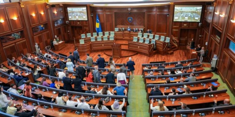 Kuvendi i Kosovës shqyrton mbledhjen e seancës konstituive të mërkurën, pas vendimit të Gjykatës Kushtetuese për një afat prej 30 ditësh.