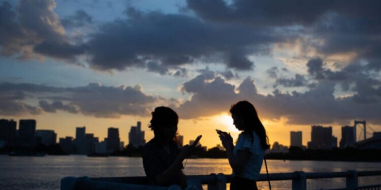 Ky qytet në Japoni po planifikon të vendosë kufizime për përdorimin e telefonave, duke e limituar atë në dy orë çdo ditë.