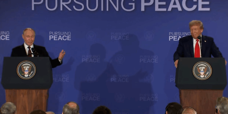 LAJM I FUNDIT: Trump dhe Putin mbajnë konferencë për shtyp pas një takimi të gjatë 170 minutash  
Presidenti amerikan, Donald Trump, dhe presidenti rus, Vladimir Putin, po flasin për mediat pas takimit të tyre në Alaska. VIJON…