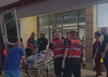 LAJMI I FUNDIT: 27-vjeçari në Korçë plagoset me thikë, autori i arrestuar në banesë, gjithashtu i lënduar rëndë