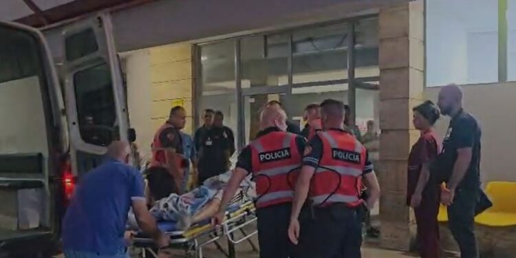 LAJMI I FUNDIT: 27-vjeçari në Korçë plagoset me thikë, autori i arrestuar në banesë, gjithashtu i lënduar rëndë