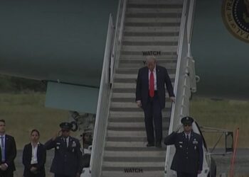 LIVE/ Takimi i pritur mes liderit amerikan dhe atij rus, gjithë bota në vëzhgim nga Alaska! Trump dhe Putin zbritën nga avioni.