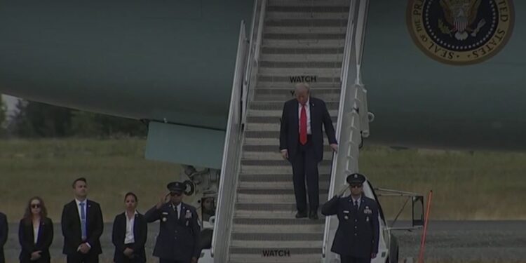 LIVE/ Takimi i pritur mes liderit amerikan dhe atij rus, gjithë bota në vëzhgim nga Alaska! Trump dhe Putin zbritën nga avioni.