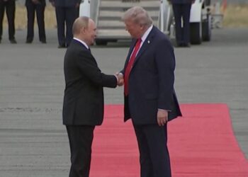 LIVE/ Takimi i shumëpritur mes presidentit amerikan dhe atij rus, gjithçka ndodh në Alaska! Trump dhe Putin, me buzëqeshje, shkëmbejnë duar në Anchorage.