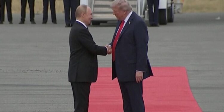 LIVE/ Takimi i shumëpritur mes presidentit amerikan dhe atij rus, gjithçka ndodh në Alaska! Trump dhe Putin, me buzëqeshje, shkëmbejnë duar në Anchorage.