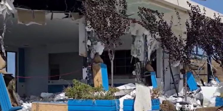 Lajm i fundit: Resorti i ndërtuar pa leje nga ish-kryeinspektori në Kepin e Rodonit shembet me një shpërthim tritoli.
