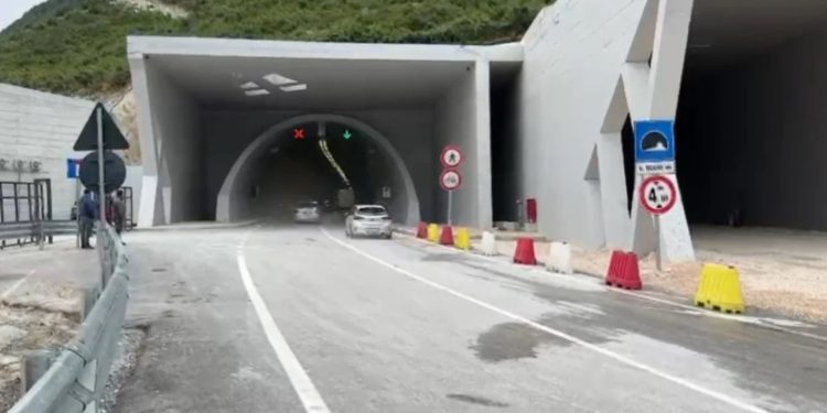 Lajm i ri: Tre makina përplasen në Tunelin e Llogarasë