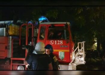 Lajmi i Fundit: Zjarri përfshin një pallat në Lushnjë, dhjetra banorë mbesin të bllokuar brenda! Katër individë transportohen në spital.