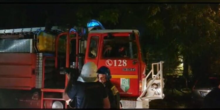 Lajmi i Fundit: Zjarri përfshin një pallat në Lushnjë, dhjetra banorë mbesin të bllokuar brenda! Katër individë transportohen në spital.