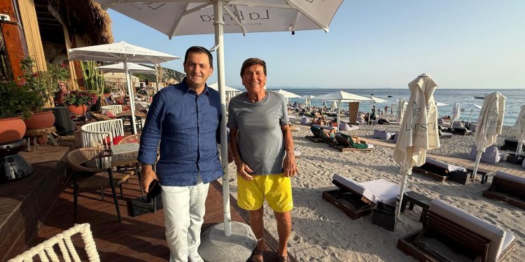 Legjenda italiane e muzikës Gianni Morandi zgjedh jugun e Shqipërisë për pushime: Miqtë më bënë të njoh bukuritë e këtij vendi.