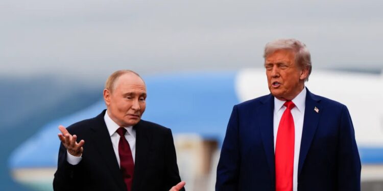 Lexuesja e buzëve zbulon planin sekret: Jam këtu për të ndihmuar! Çfarë diskutuam Trump dhe Putin pas mbërritjes në Alaskë?