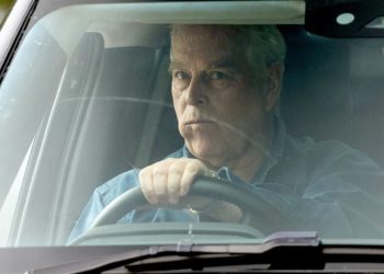 Libri që zbardh marrëdhënien mes vëllait të mbretit të Anglisë dhe Epstein: Autori britanik pohon se financieri amerikan tregtoi sekrete të princit për Mossadin, Arabinë dhe Libinë.