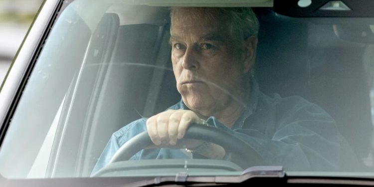 Libri që zbardh marrëdhënien mes vëllait të mbretit të Anglisë dhe Epstein: Autori britanik pohon se financieri amerikan tregtoi sekrete të princit për Mossadin, Arabinë dhe Libinë.
