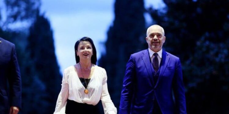 “Linda Rama: Edi më i shkurtër se Meloni, por i njëjti që shkon te Macron me atlete të bardha ose vepron si kamerier për të ftuarit”