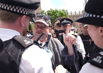 Londra në siatë të alarmit! 365 persona të ndaluar në protestën e ndaluar për Palestinën, përplasje të rënda me policinë.