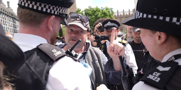 Londra në siatë të alarmit! 365 persona të ndaluar në protestën e ndaluar për Palestinën, përplasje të rënda me policinë.