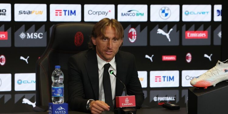 Luka Modric i bashkohet Milanit dhe zbulon qëllimet për sezonin e ri.