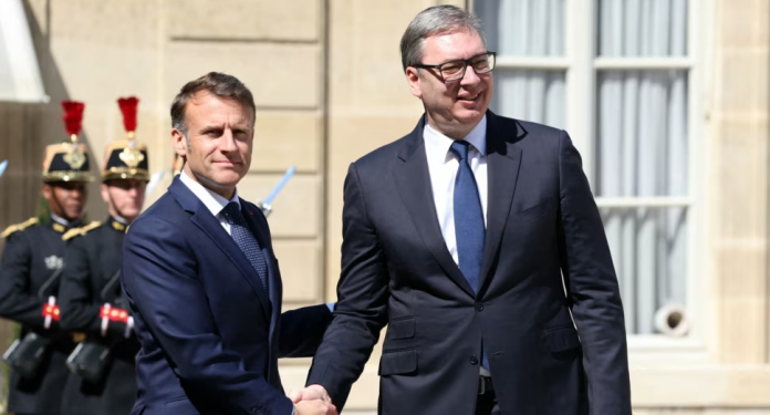 Macron dhe Vuçiç bisedojnë mbi dialogun Kosovë-Serbi dhe situatën në Bosnje-Hercegovinë.