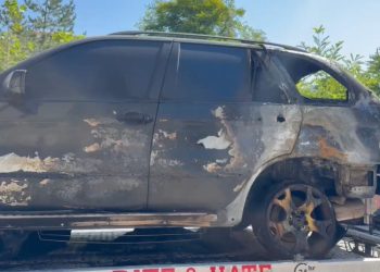 Makina digjet në Korçë, fillojnë hetimet për incidentin