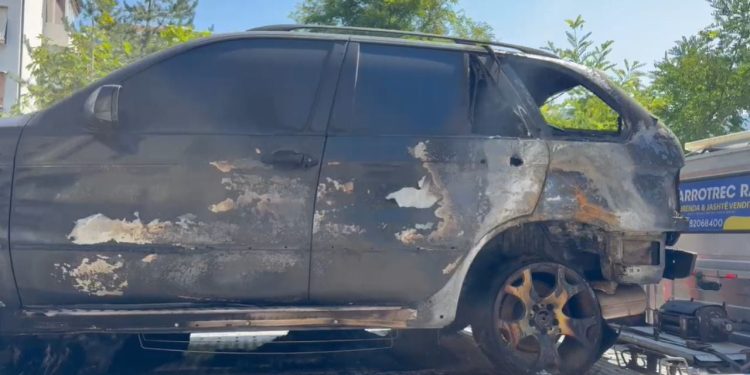 Makina digjet në Korçë, fillojnë hetimet për incidentin
