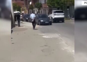 Makina e policisë e kapur duke drejtuar në sens të kundërt në Pogradec, efektivi penalizohet! I merret patenta.