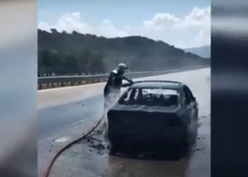 Makina në ecje në Vlorë përfshihet nga zjarri