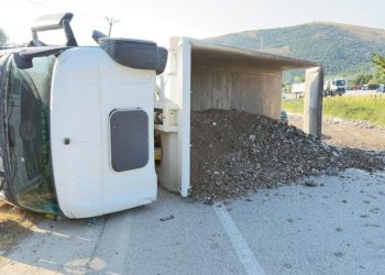 Mallakastër: Kamioni overturnohet në rrugë, bllokon qarkullimin e automjeteve.